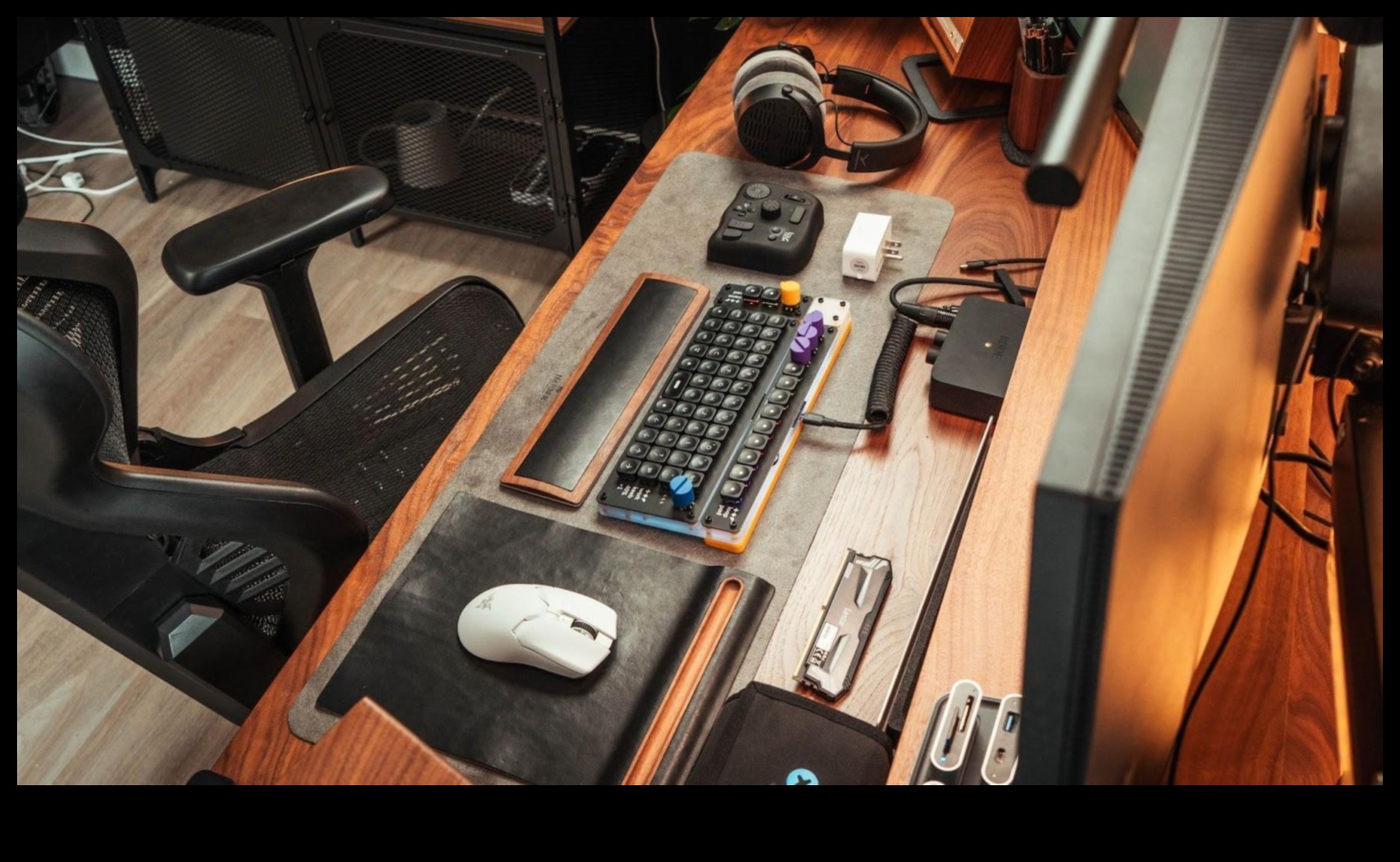 Spațiu de lucru fără fir: accesorii pentru o configurare fără dezordine a laptopului